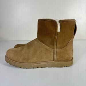 UGG AUSTRALIA Cory Genuine Shearling Lined Boot Size 9 Chestnut